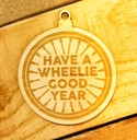 Houten kerstbal 'Have a wheelie good year'