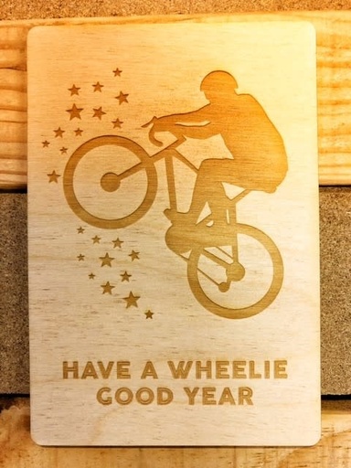 Houten wenskaart 'Have a wheelie good year'